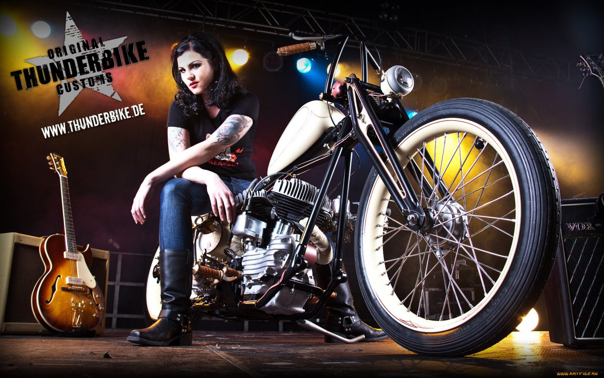 Девушка на мотоцикле с гитарой