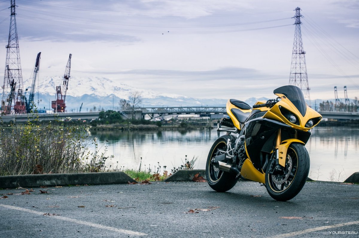 Мотоцикл Ямаха р1 желтый