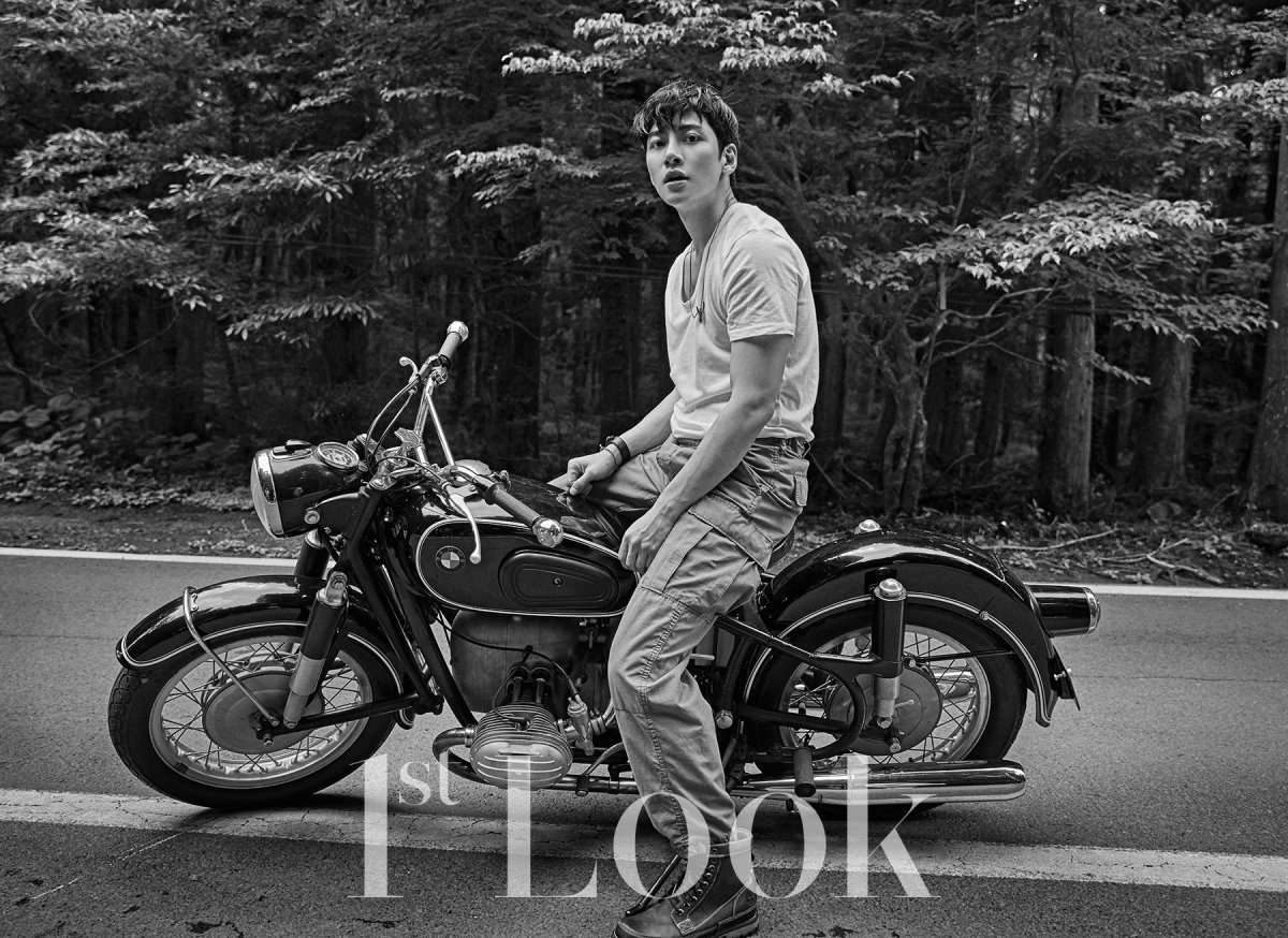 Чжи Чан УК фото с мотоциклом