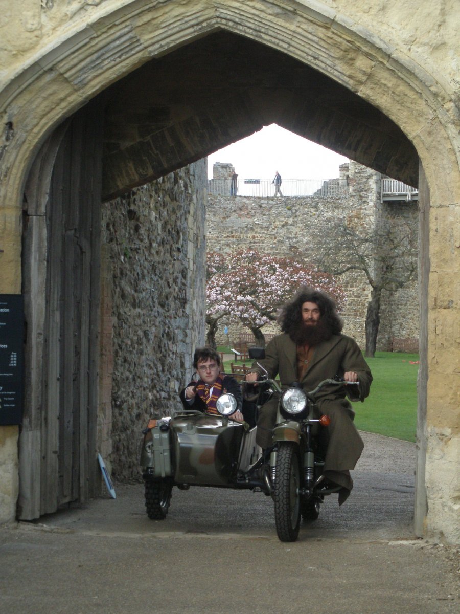 Хагрид на мотоцикле с Гарри