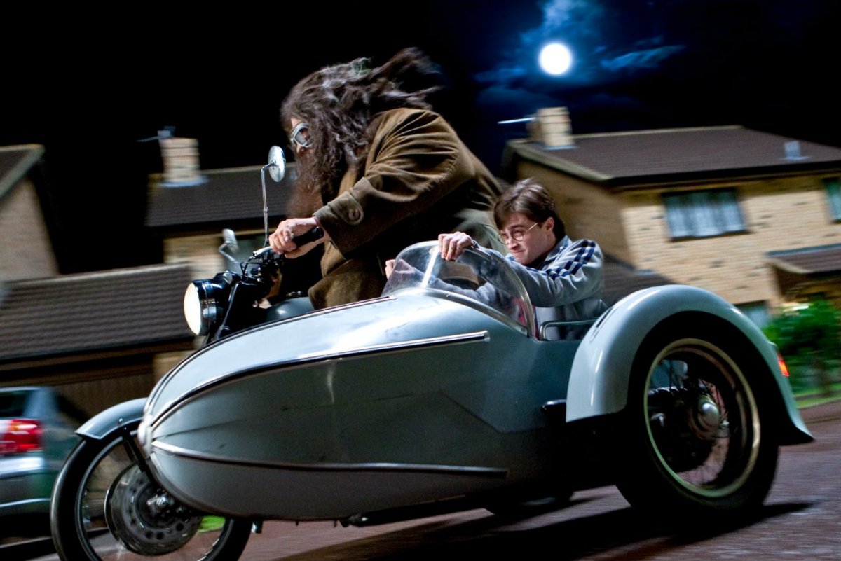 Гарри Поттер и Хагрид на мотоцикле