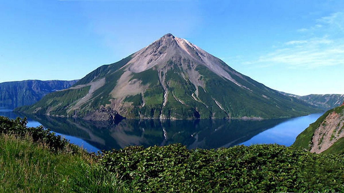 Остров-вулкан Чиринкотан