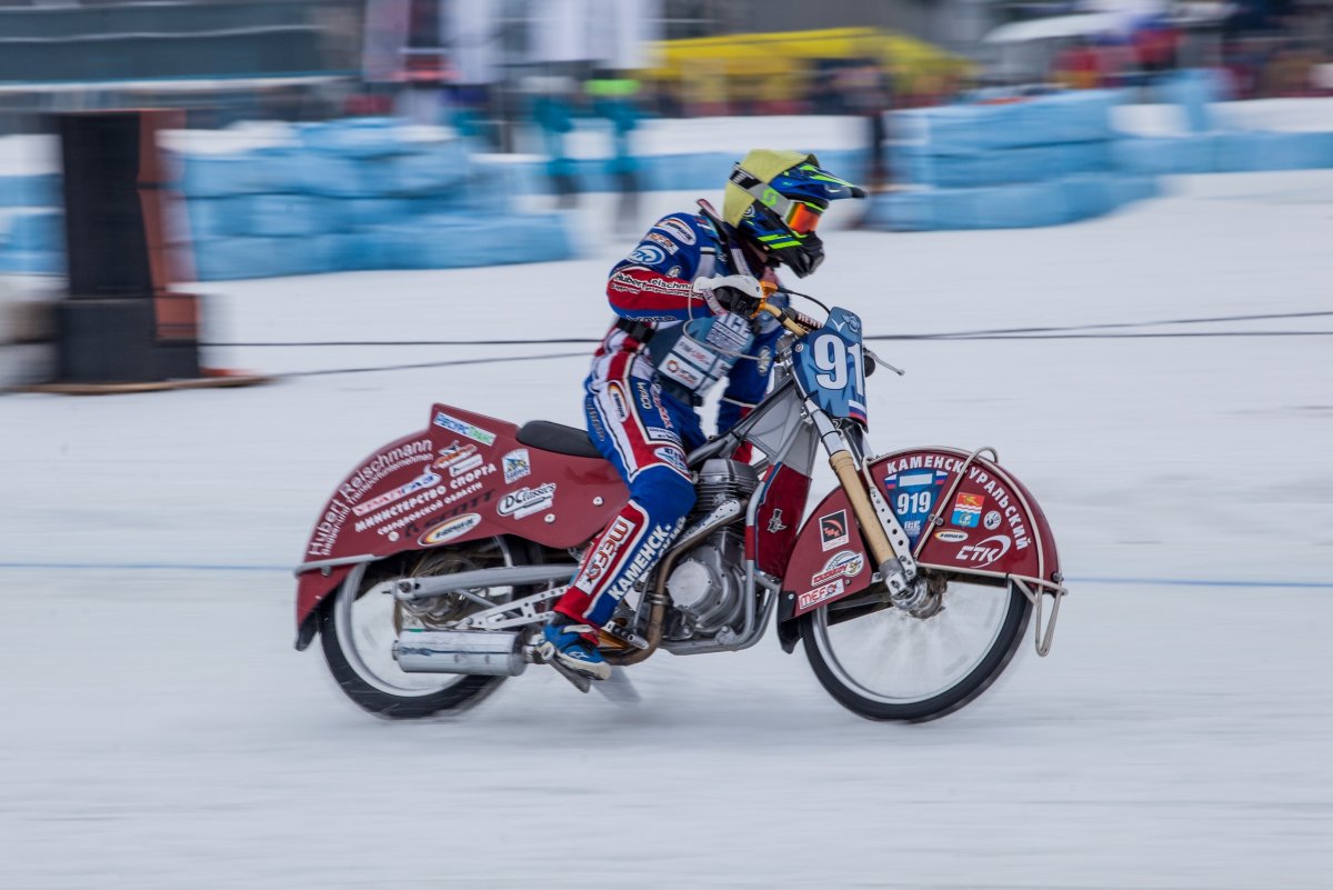 Мотоциклы гонки женщины зима