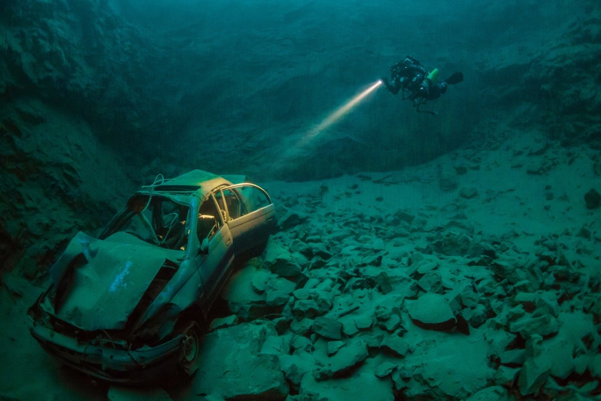 Машина под водой