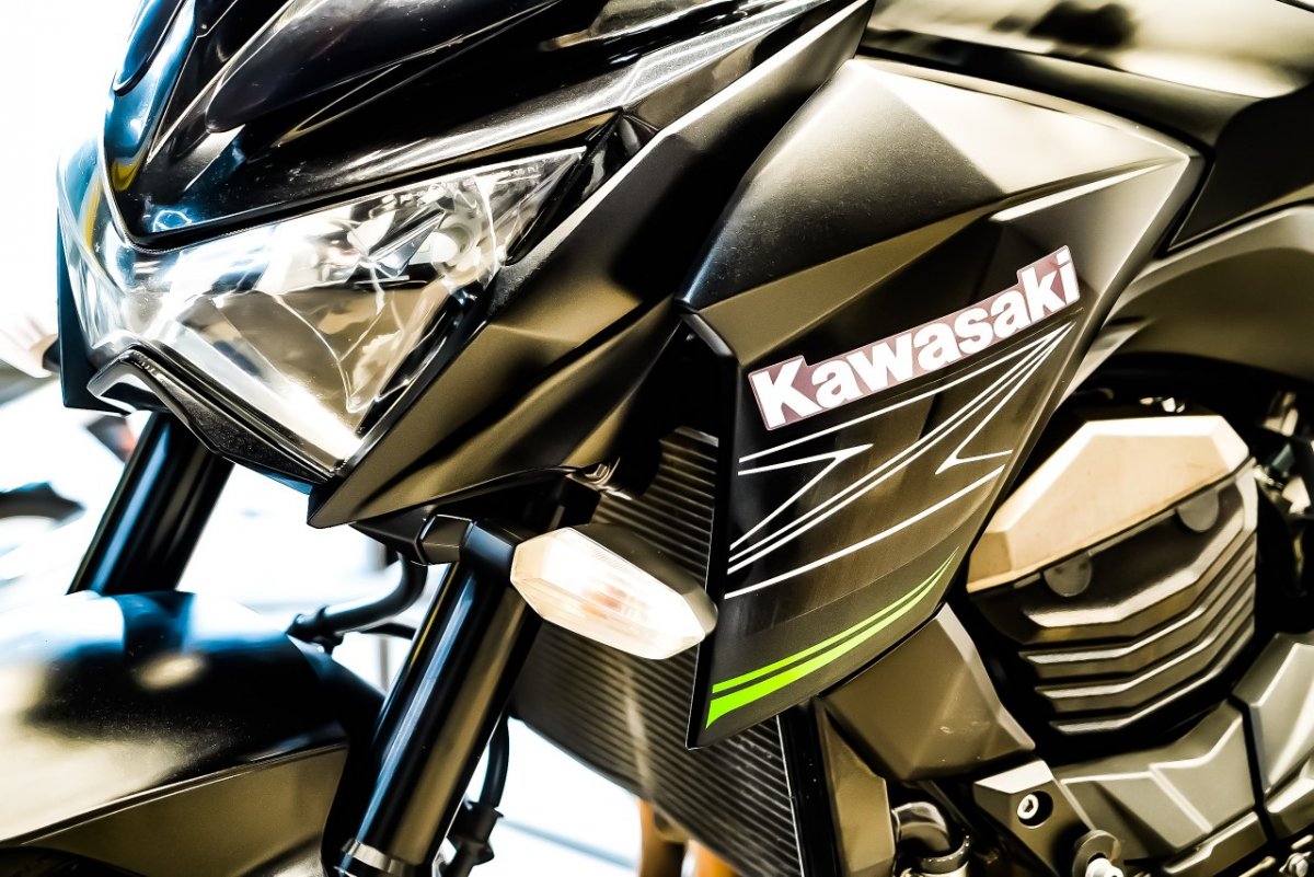 Обклеить мотоцикл пленкой Kawasaki z 250