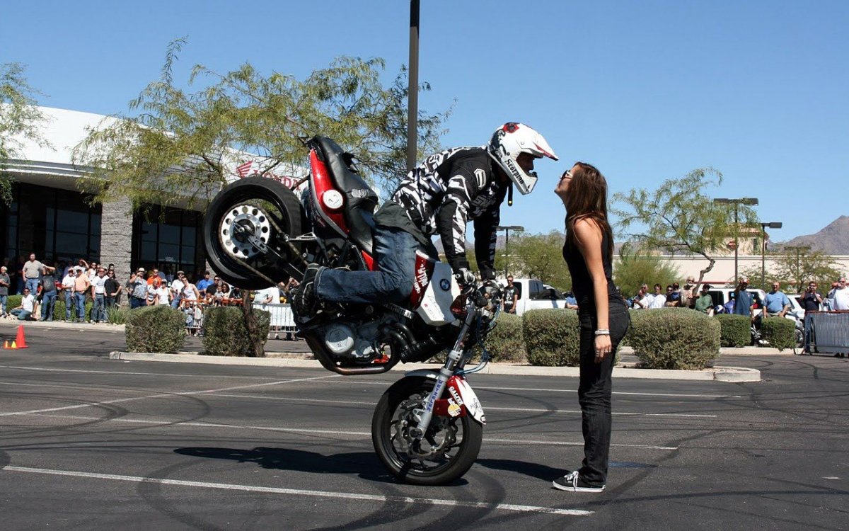 Девушка каскадер на мотоцикле