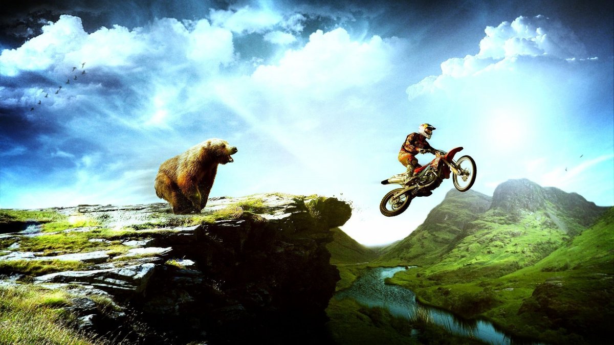 Медведь на мотоцикле из пасти вырывается