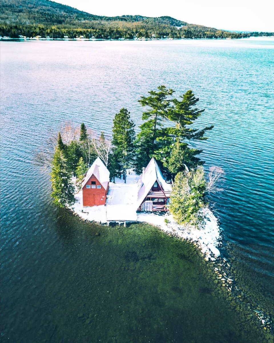 Домик на маленьком острове