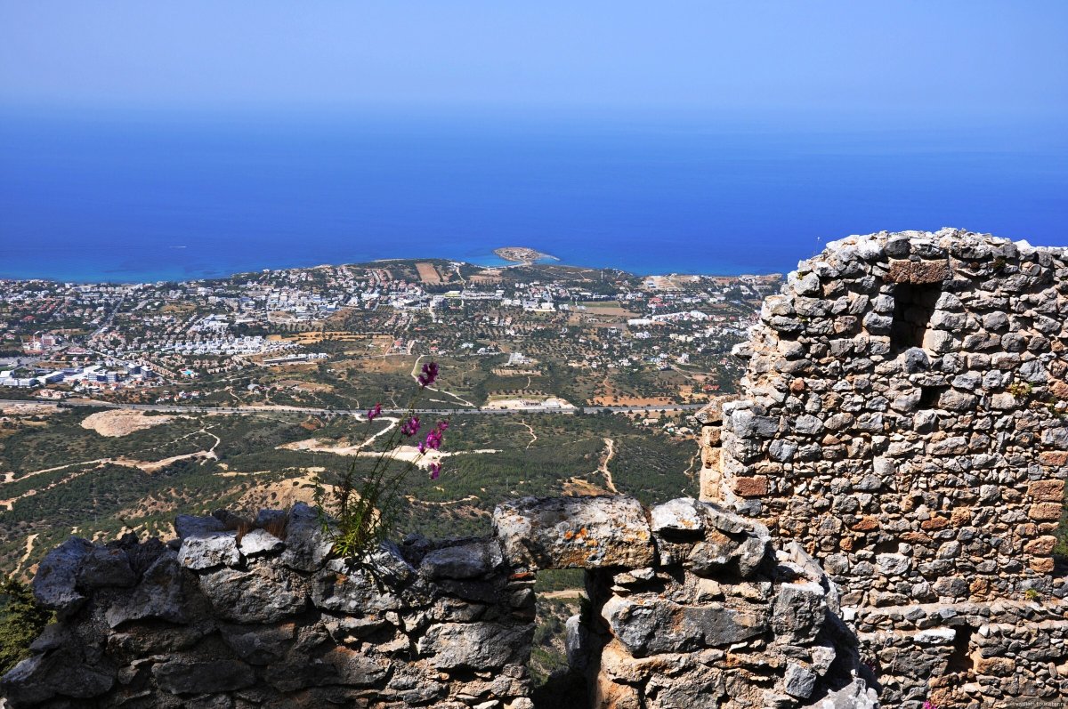 Кипр замок Святого Иллариона виды сверху