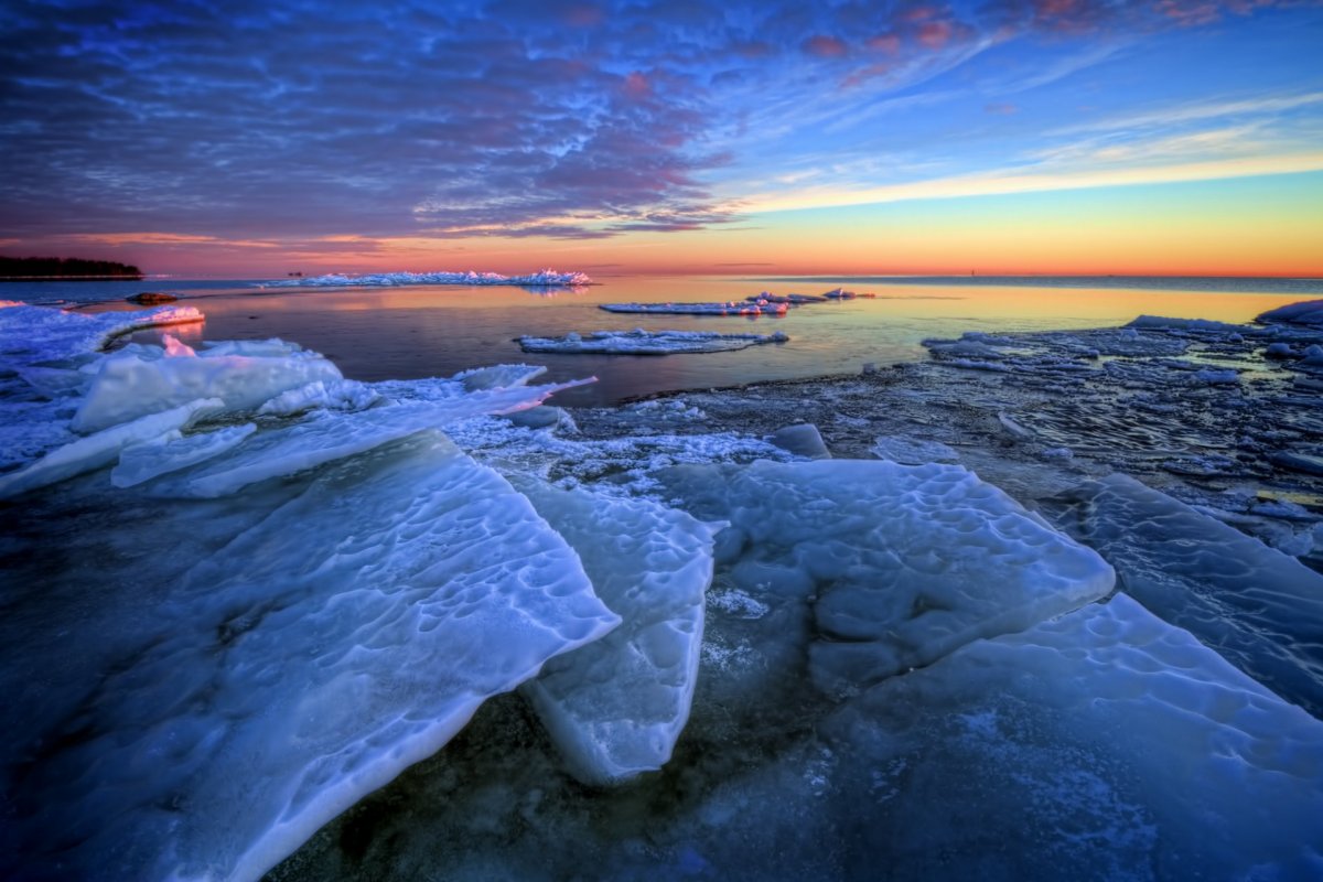 Северный Ледовитый океан замерзает