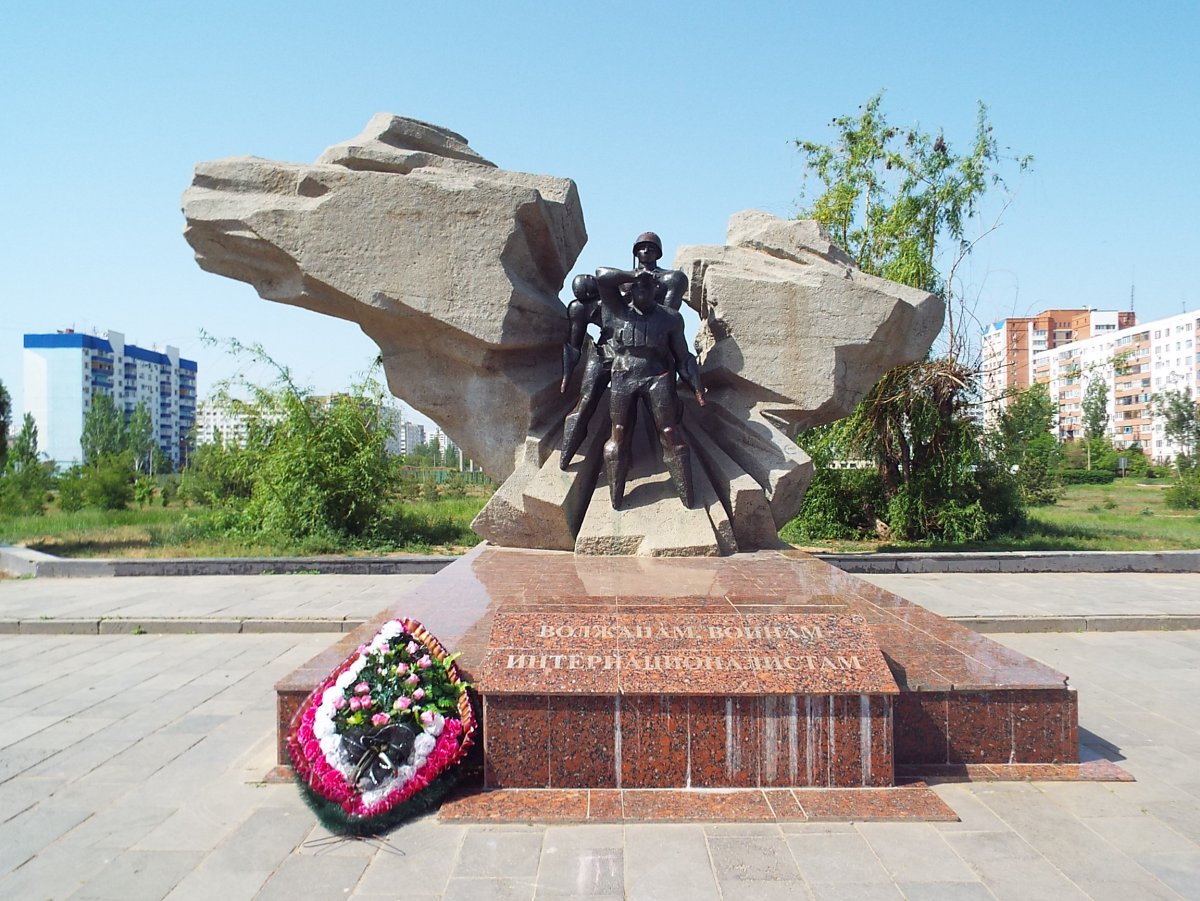 Мемориал первостроителям Волжского