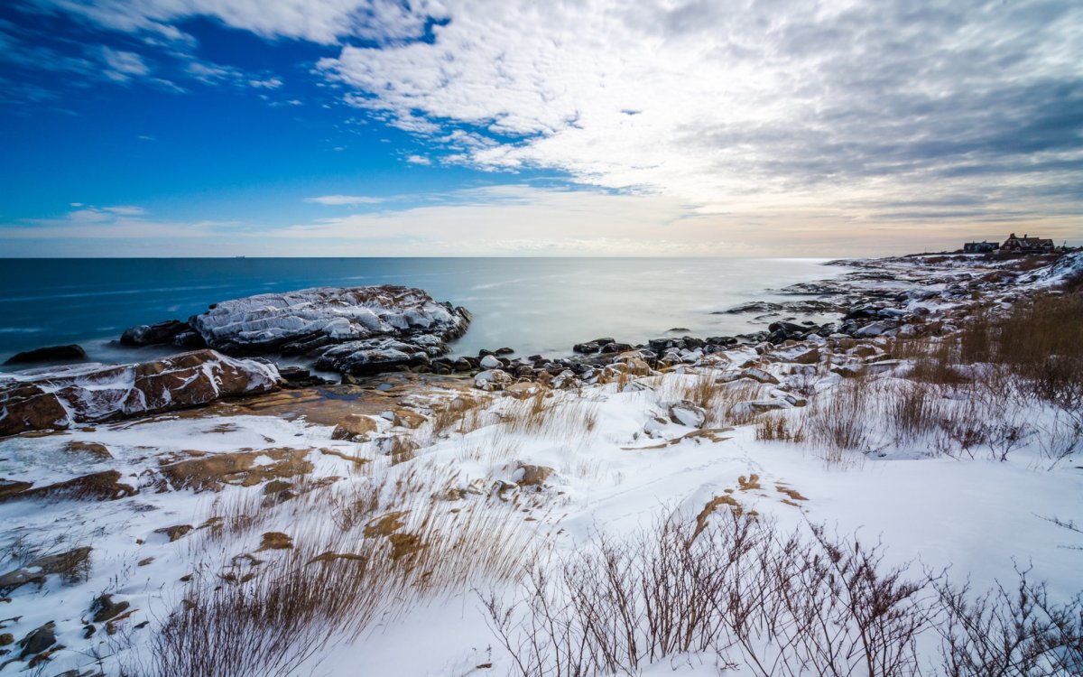 Зимний берег белого моря