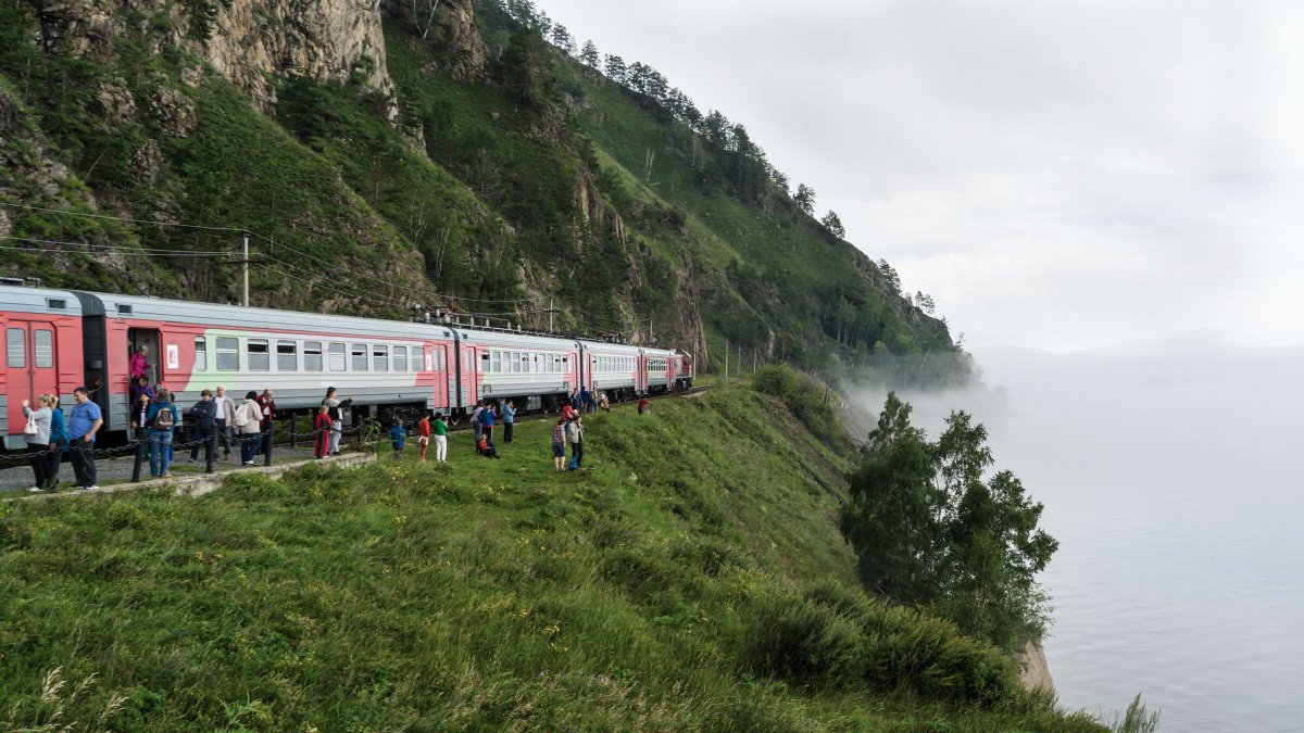Пассажирский поезд Байкал
