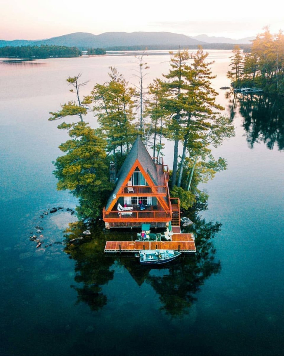 Дом в лесу у озера a frame