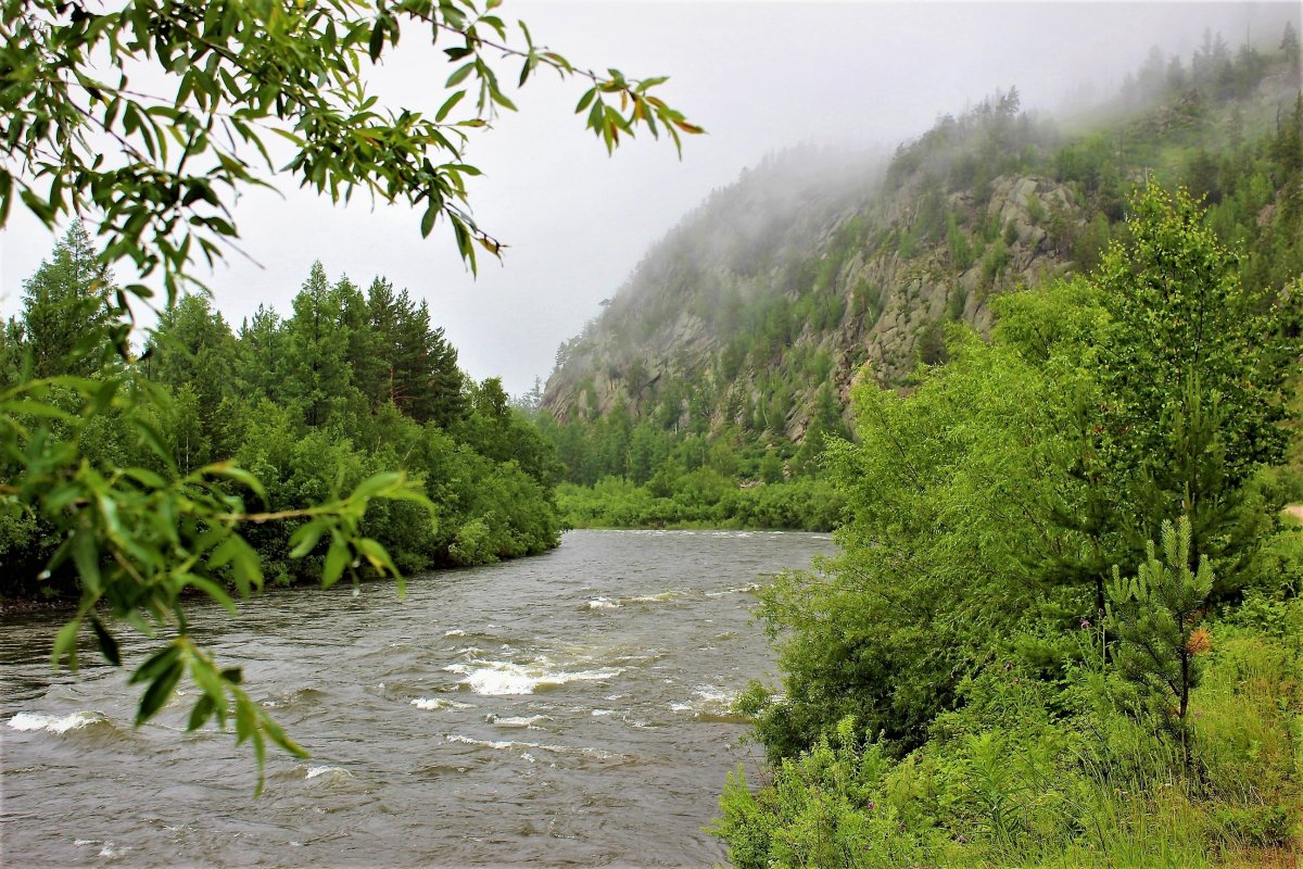 Фото дождя на горной реке