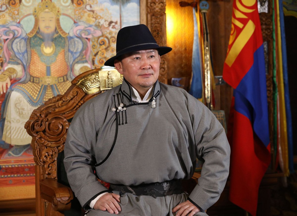 Монгольский президент в национальном костюме