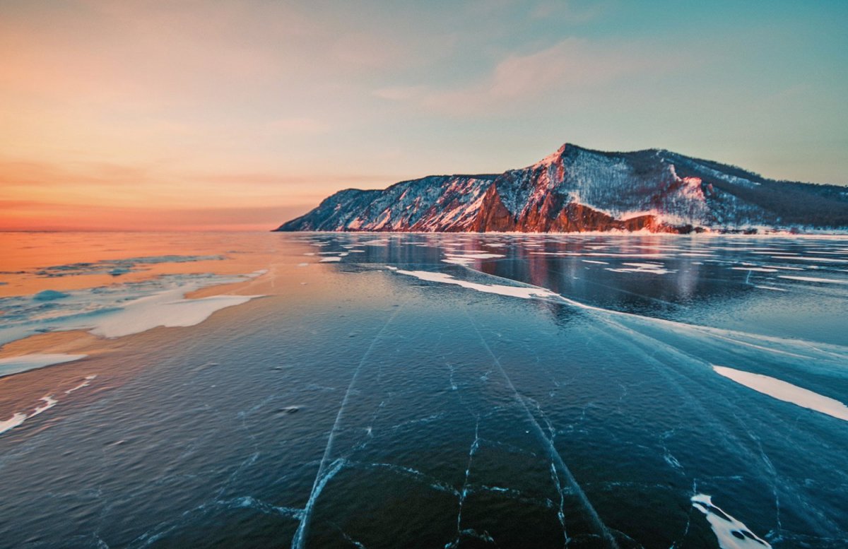 Озеро Байкал зимой сверху