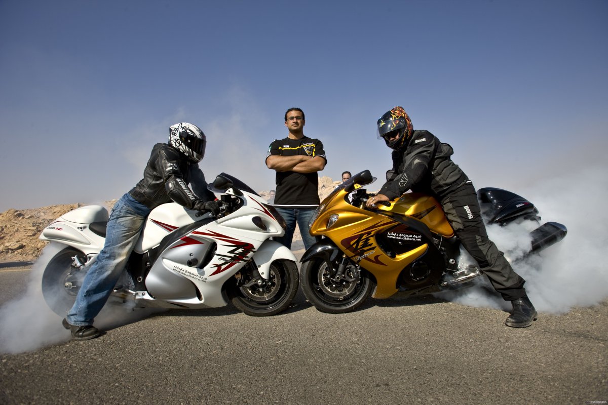 Спортивные мотоциклы Suzuki с девушками