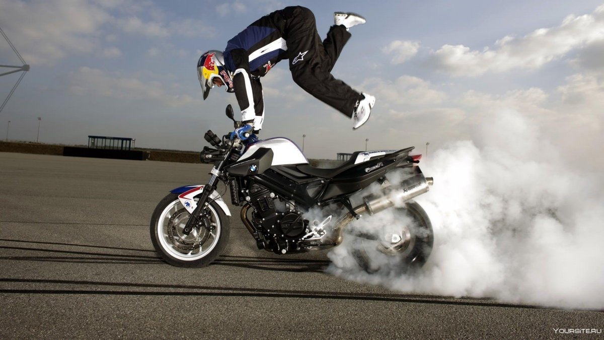 Колесо мотоцикла с пламенем
