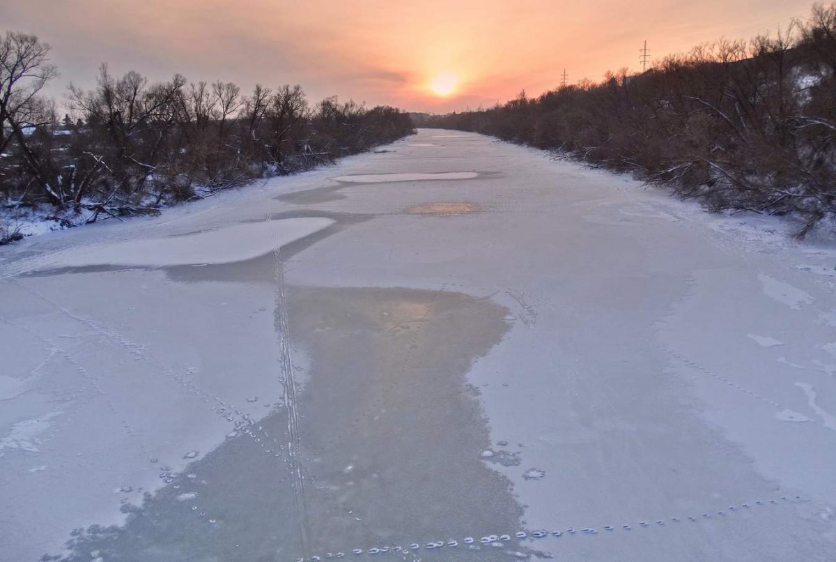 Замерзшая река лед