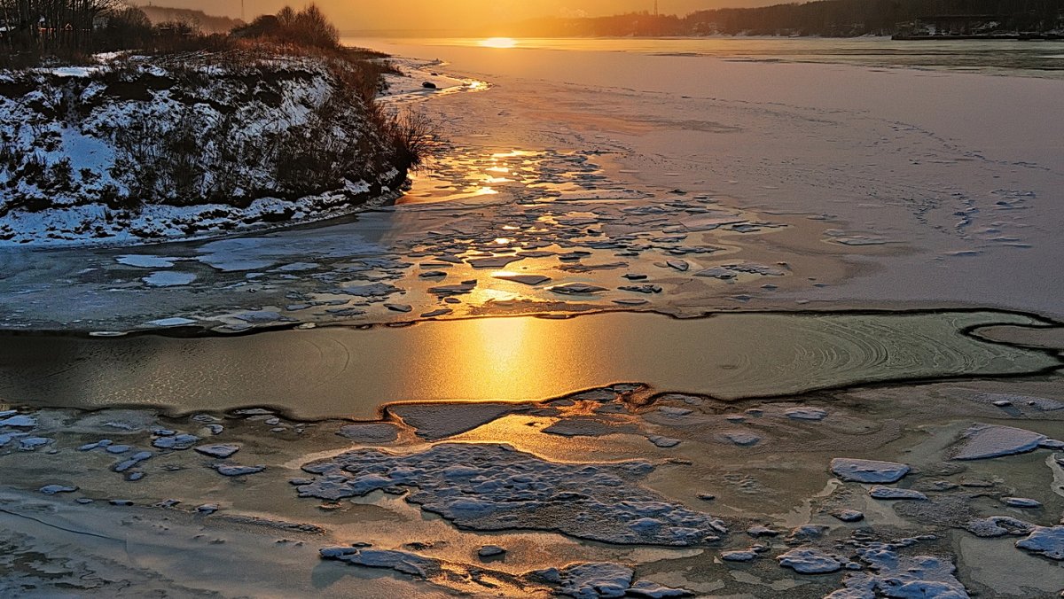 Лед на реке рассвет