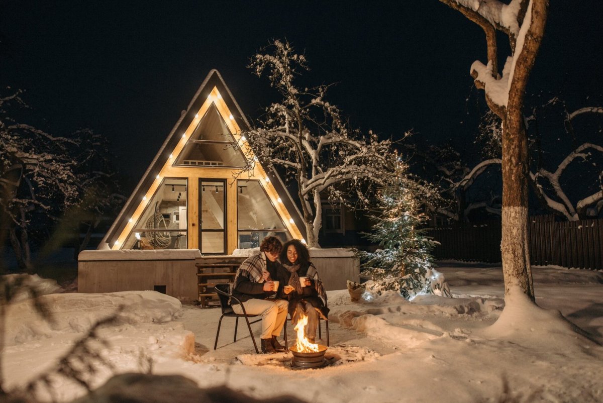 Треугольный домик в лесу зимой ночью