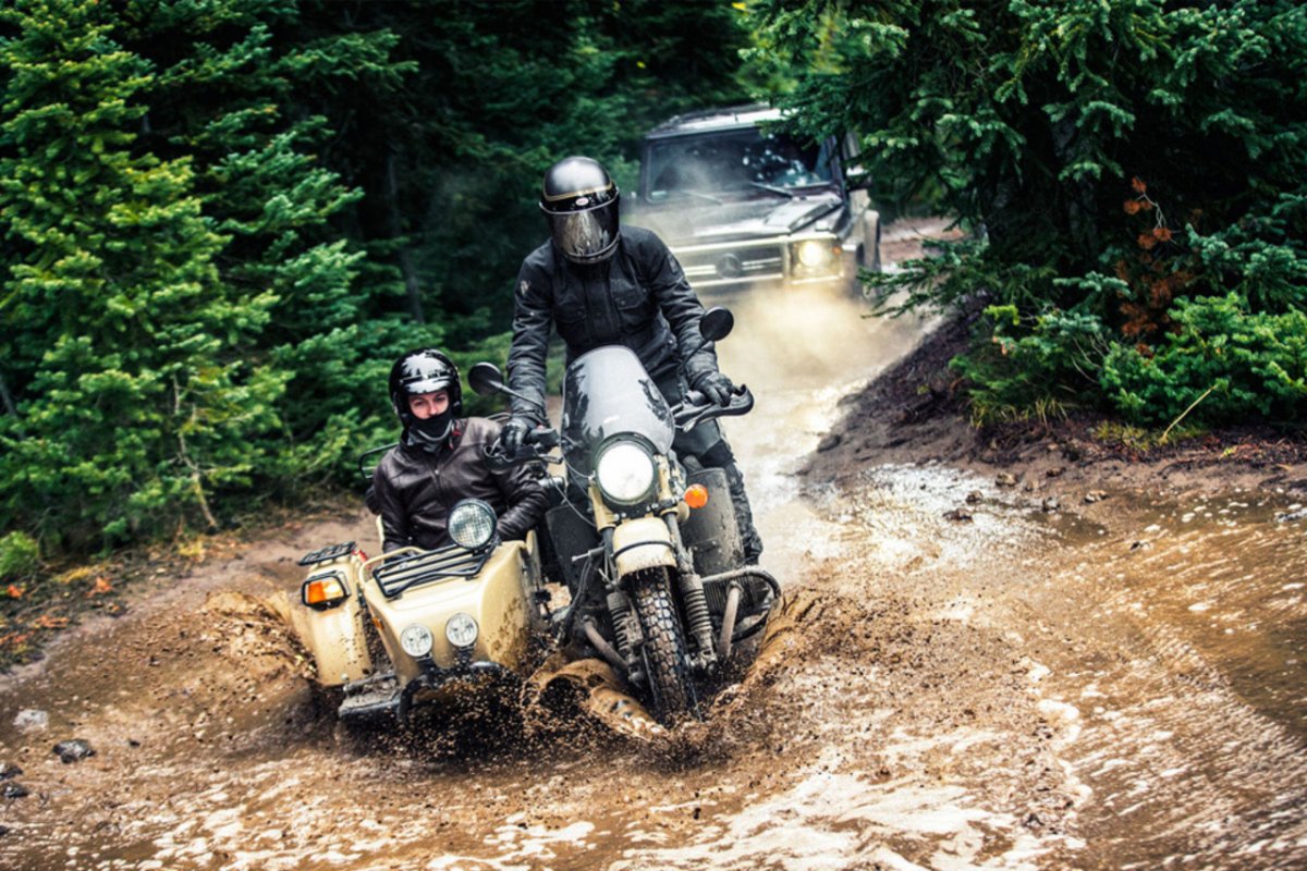 Мотоцикл Урал в грязи