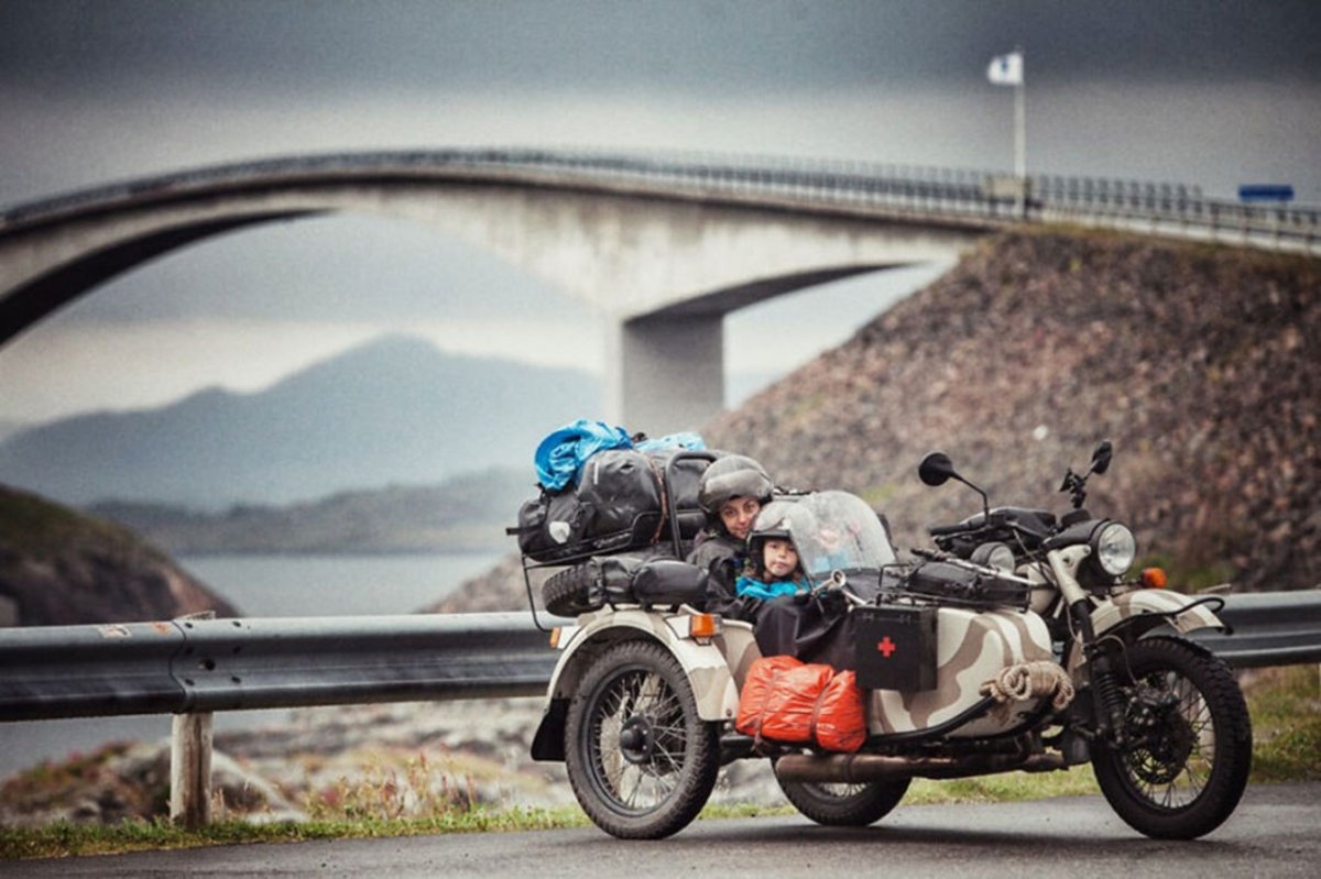 Мотоцикл с коляской для путешествий