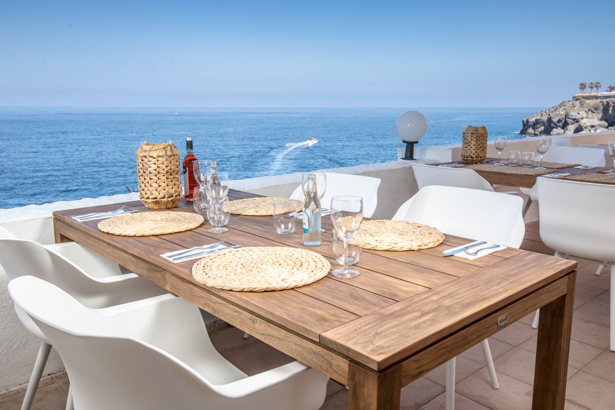 Завтрак на балконе с видом на море