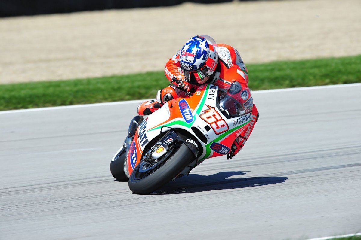 Валентино Росси шоссейно кольцевые гонки на мотоциклах