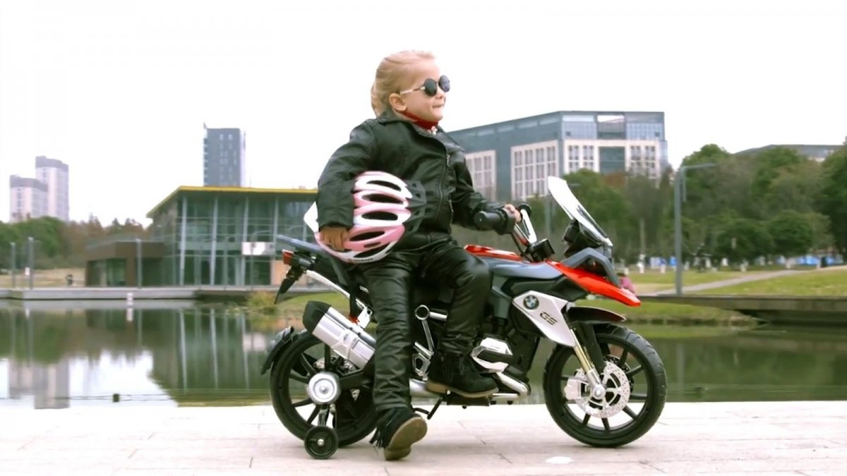Детская фотосессия с мотоциклом