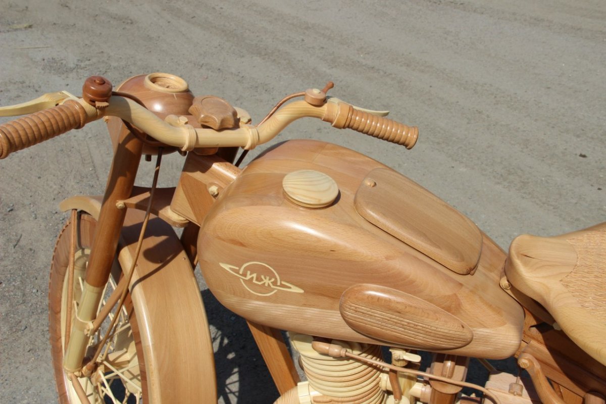 Игрушечный мотоцикл из дерева