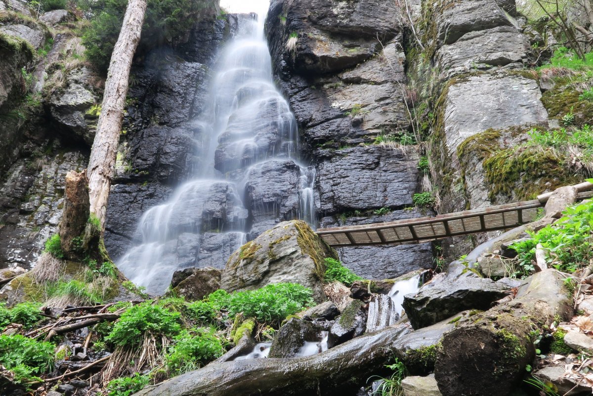 Водопад стекающий со скалы