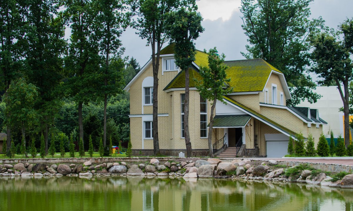 Загородный дом с видом на озеро