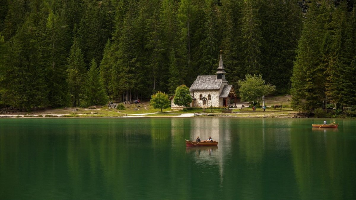 Кирпичный домик на озере