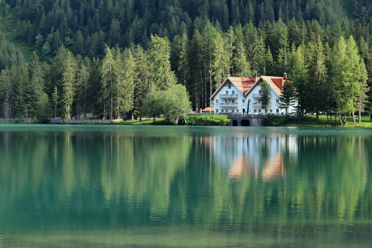 Дом у озера фото