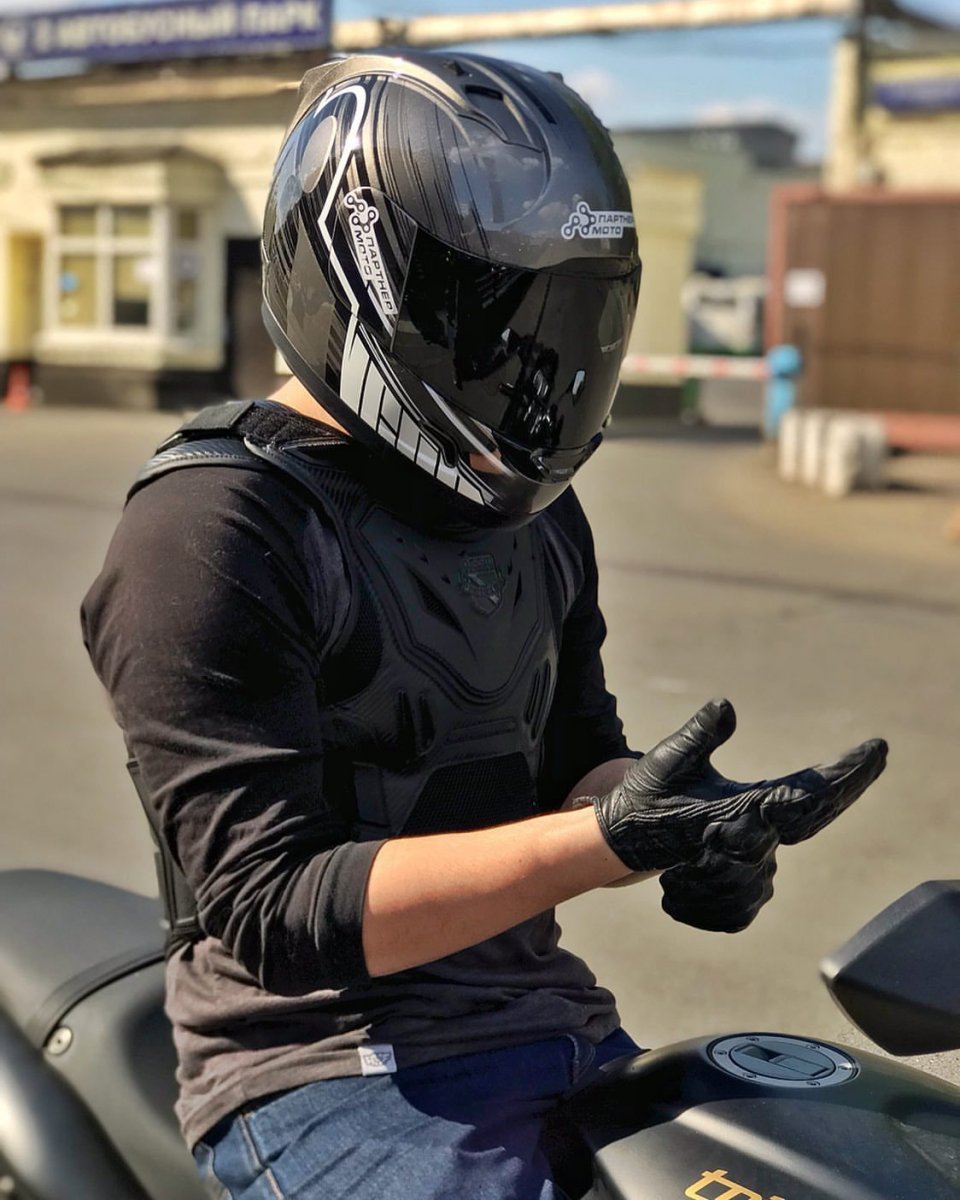 Парень с мотоциклетным шлемом в руках