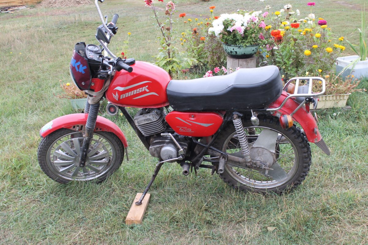 Мотоцикл Минск на природе
