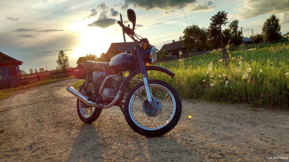 Мотоцикл Минск в поле