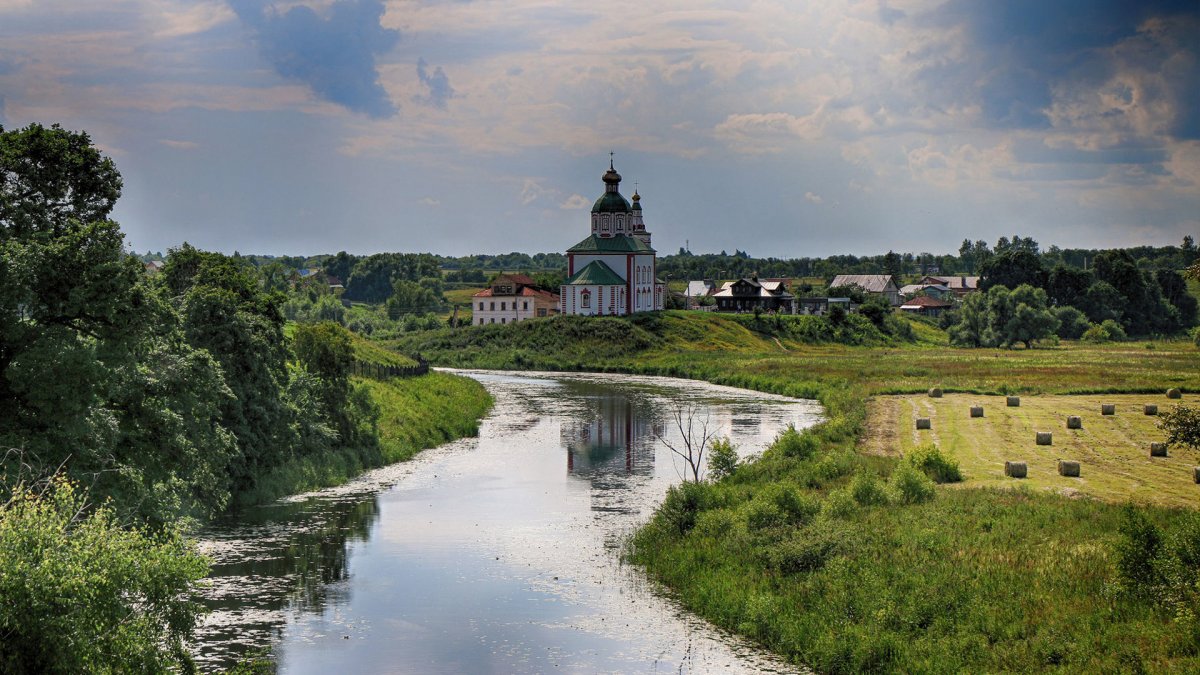 Колокольня Никольский Волоховской церкви у деревни Попово