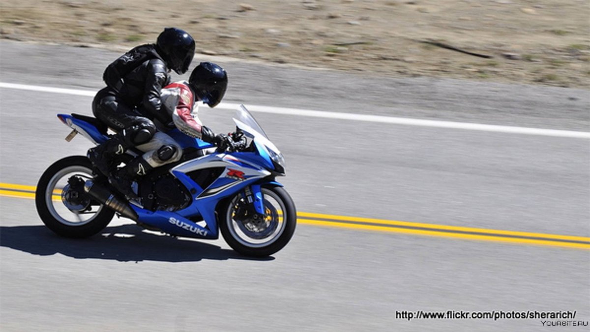 Спортивный мотоцикл с пассажиром