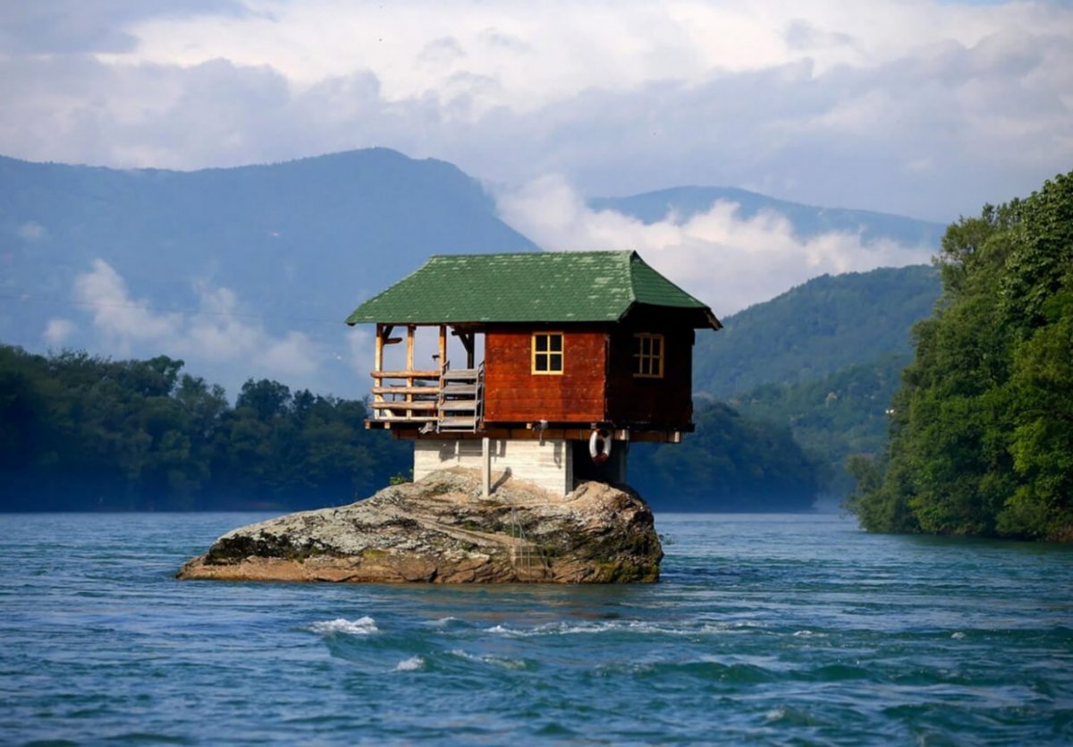 Современный дом у озера