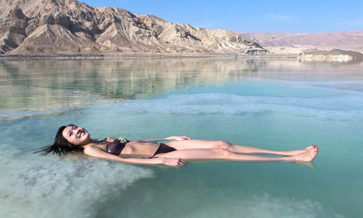 Мертвое море красивая девушка