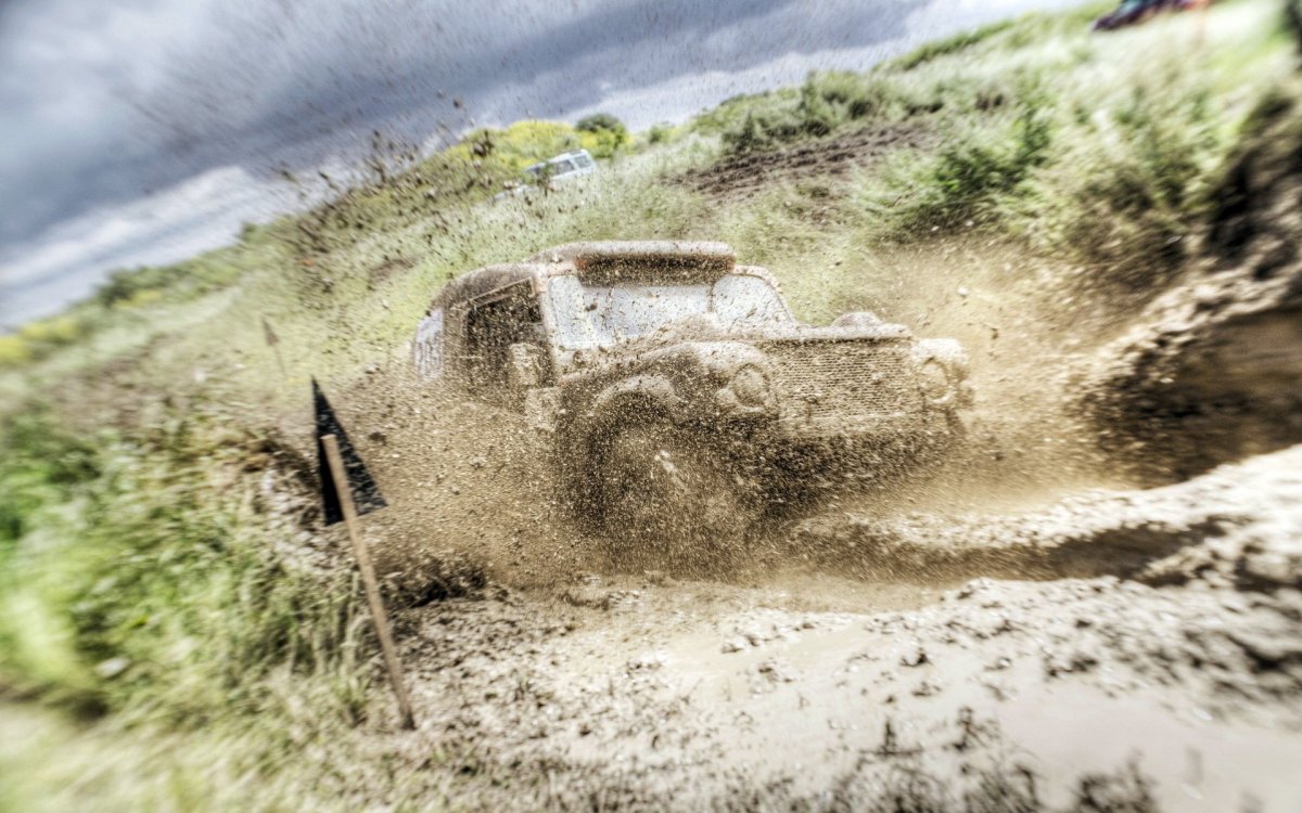 Машина едет по грязи