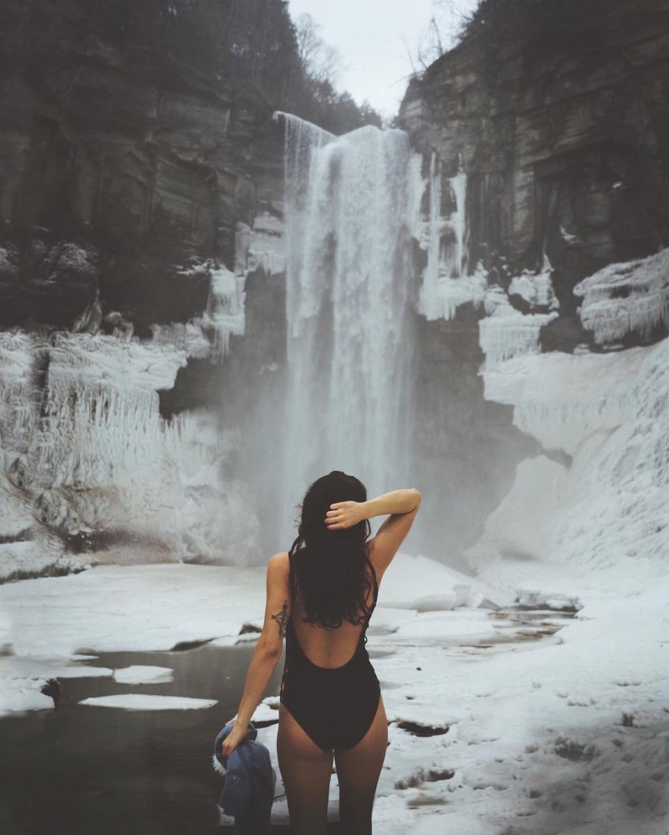 Фотосессия у водопада девушки на природе летом