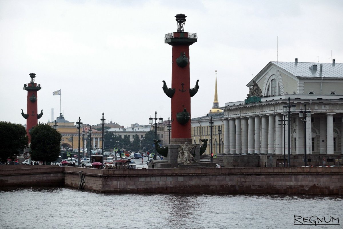 Здание биржи и Ростральная колонна в с-Петербурге.