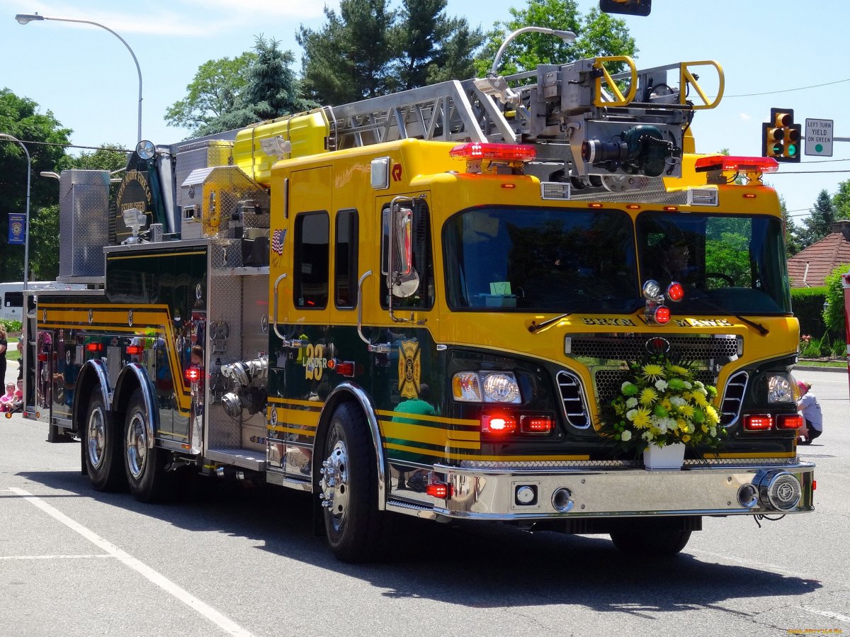 Американская пожарная машина желтая