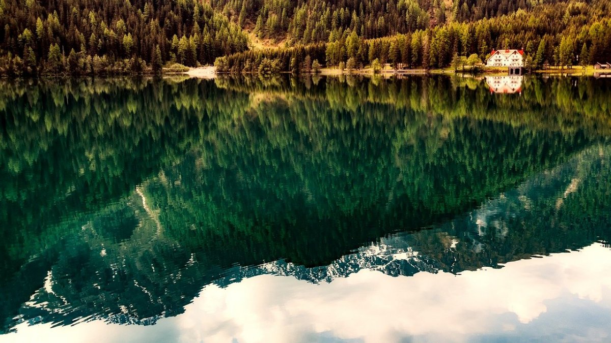 Озеро Алтай отражение гор