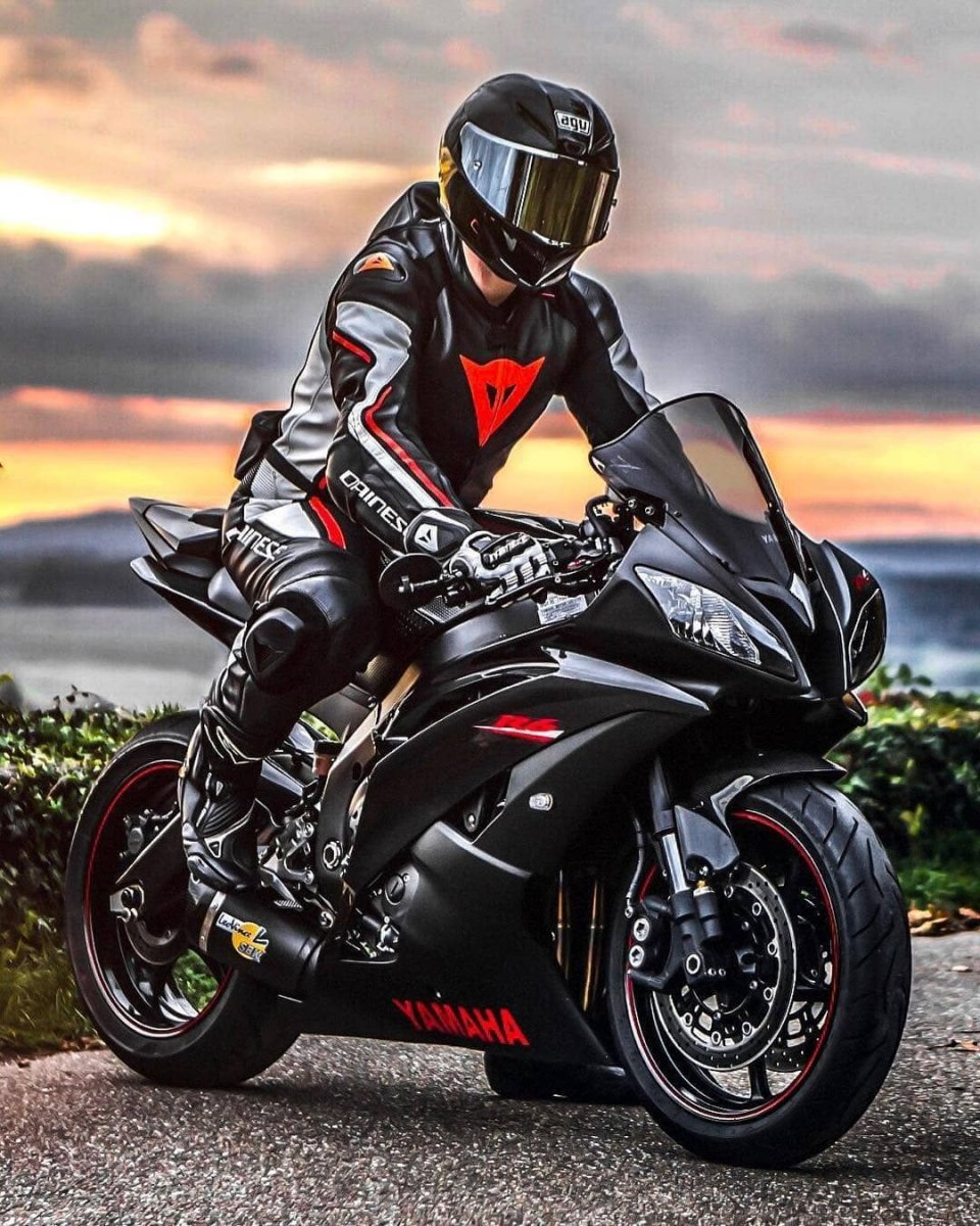 Yamaha r6 черный с мотогонщиком