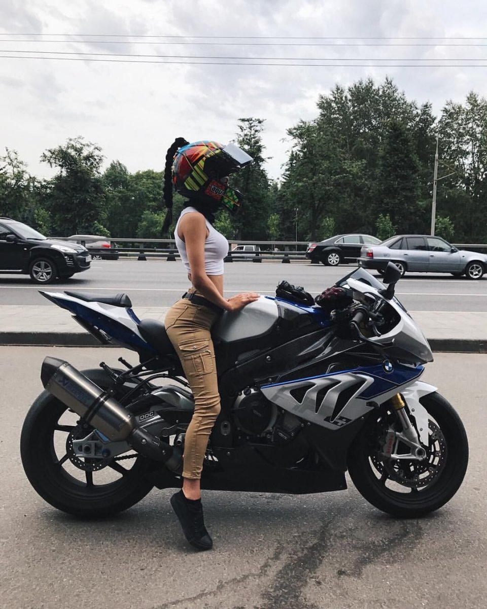 Девушка на мотоцикле BMW